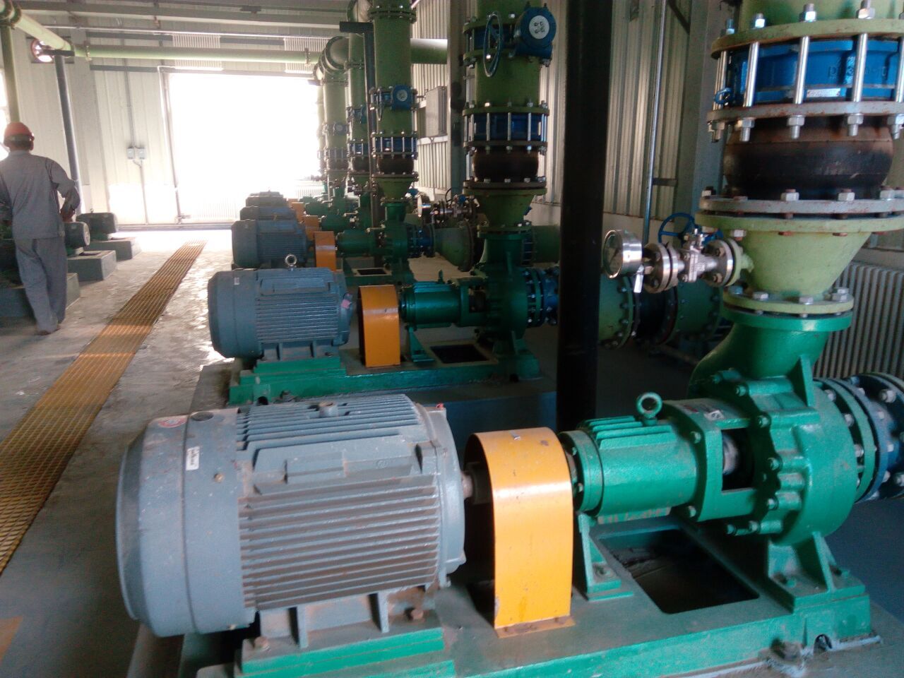 遼寧錦州客戶IHF襯氟離心泵使用現場
